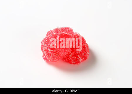 zwei rote Gelee-Bonbons mit Zucker auf weißem Hintergrund beschichtet Stockfoto