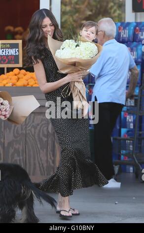 Terri Seymour und Clark Mallon Besuch Bristol Farms mit ihrer Tochter Coco Featuring: Terri Seymour, Coco Mallon wo: Los Angeles, California, Vereinigte Staaten von Amerika bei: 4. April 2016 Stockfoto