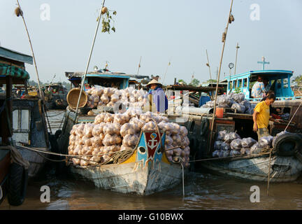 KÖNNEN Sie THO, VIETNAM, überfüllten Atmosphäre auf Cai Rang schwimmende Markt, Gruppe Menschen mit Handelstätigkeit auf Bauernmarkt, Mekong deta Stockfoto