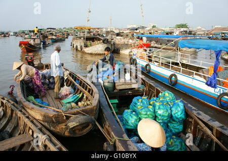 THO, kann Vietnam, überfüllten Atmosphäre auf Cai Rang schwimmende Markt, Menschen mit Handelstätigkeit auf Markt unter freiem Himmel schweben gruppieren Stockfoto