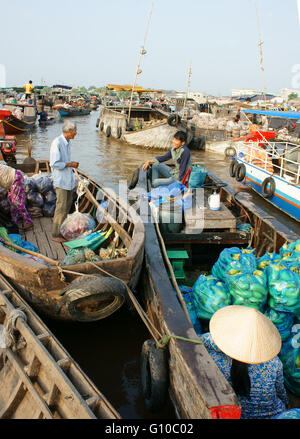 THO, Vietnam, überfüllten Atmosphäre auf Cai Rang schwimmende Markt, Aktivitäten auf Bauern-Markt, Mekong-Delta, Vietnam Reisen handeln kann Stockfoto