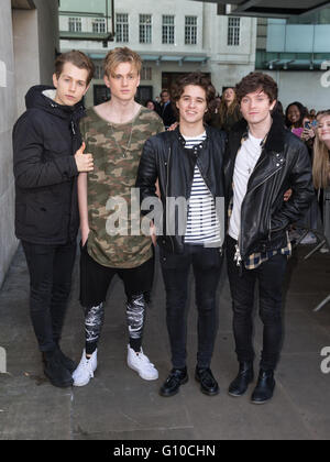 Die Vamps abgebildet in den Studios von Radio 1 Ankunft Featuring: The Vamps, Connor Ball, Bradley Simpson, James McVey, Tristan Evans wo: London, Vereinigtes Königreich bei: 5. April 2016 Stockfoto