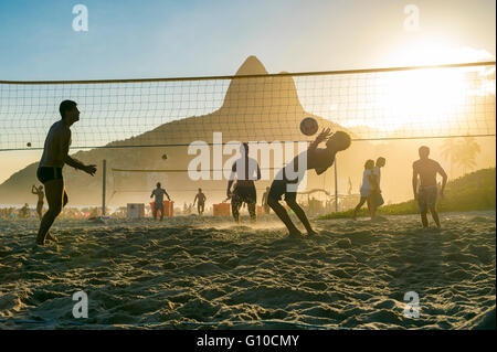 RIO DE JANEIRO - 27. März 2016: Brasilianer spielen Strand Futevôlei (Footvolley), ein Sport verbinden Fußball und Volleyball. Stockfoto