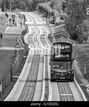 Annäherung an den Bus auf neuen engagierten geführte Schienenverteiler Stockfoto