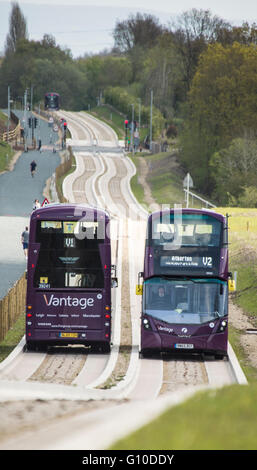 Zwei Doppeldeckerbusse Weitergabe neuer Beton geführte Schienenverteiler Stockfoto