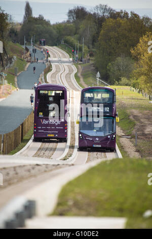 Zwei Doppeldeckerbusse Weitergabe neuer Beton geführte Schienenverteiler Stockfoto