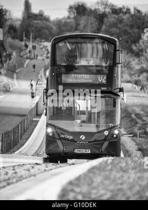 Annäherung an den Bus auf neuen engagierten geführte Schienenverteiler Stockfoto