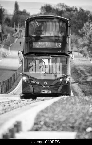 Annäherung an den Bus auf neuen engagierten geführte Schienenverteiler Stockfoto