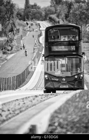 Annäherung an den Bus auf neuen engagierten geführte Schienenverteiler Stockfoto