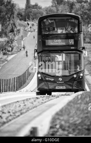 Annäherung an den Bus auf neuen engagierten geführte Schienenverteiler Stockfoto