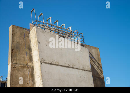 Fertige Betonwand mit einem Teil seiner Ummantelung noch drauf Stockfoto