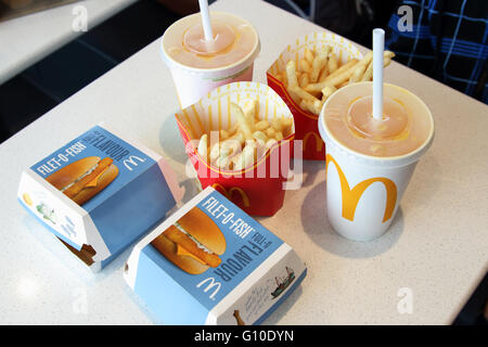 McDonald's Pommes Frites und Filet-o-Fish Burger und Getränke Stockfoto