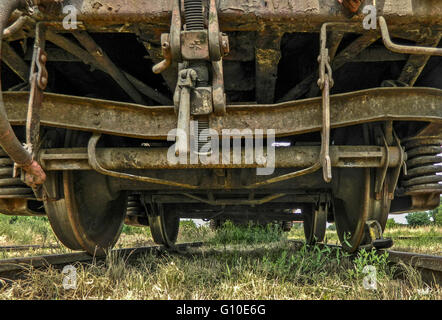 Alte Eisenbahn Wagen stehend auf der Strecke, die mit Rasen bewachsen ist. Stockfoto