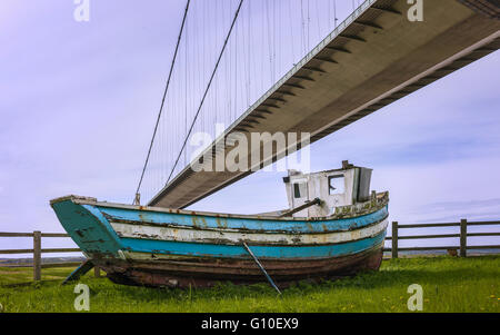 Unterseite des Humber Bridge aus der Sicht eines verlassenen Fischerbootes an einem hellen Sommertag in der Nähe von Hessle, Yorkshire, Großbritannien. Stockfoto