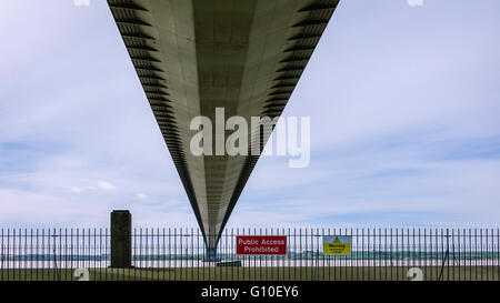 Die Humber Bridge von der Unterseite der Brücke auf einem hellen bewölkten Sommertag in der Nähe von Hessle, Yorkshire, Großbritannien gesehen. Stockfoto