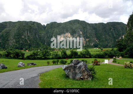 Atemberaubenden Blick über Valle de Vinales Kuba. Bauernhof Häuser und Berge, Vinales Tal, UNESCO-Weltkulturerbe, Kuba, Westindische Inseln, Karibik, Mittelamerika. Stockfoto