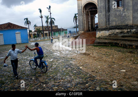 Plaza Mayor in Richtung Iglesia Parroquial De La Santisima Trinidad, Trinidad, der UNESCO, Provinz Sancti Spiritus, Kuba Stockfoto