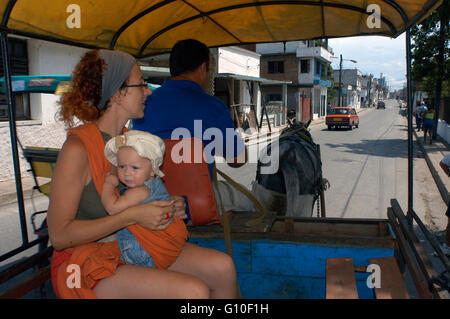 Tourist-Mutter mit ihrer Tochter in einer Kutsche. Pferd und Wagen auf der Straße gemeinsame Stadtverkehr in Kuba Santa Clara, Kuba. Stockfoto