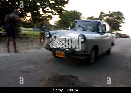 Amerikanische Oldtimer auf dem Strand in Varadero, Kuba, Karibik Stockfoto