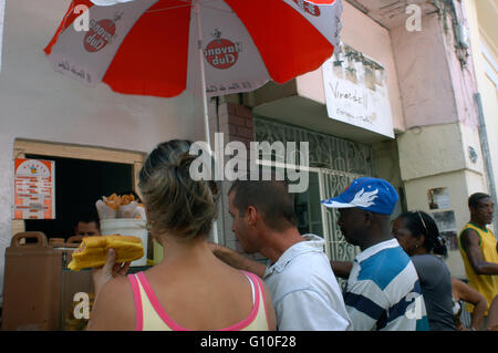 Lokalen Garküche Burger und Frankfurts in Obispo Street, Kuba. Stockfoto