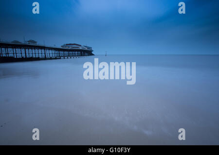 Langzeitbelichtung an der Küste von Norfolk am Cromer Pier Stockfoto