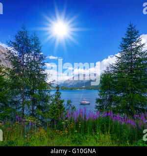 Erstaunliche sonniger Tag am Champferersee See in den Schweizer Alpen. Silvaplana-Dorf, Schweiz, Europa. Stockfoto