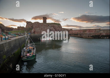 Dunbar Hafen und die Burg, Dunbar bei Sonnenuntergang, East Lothian, Schottland. Stockfoto