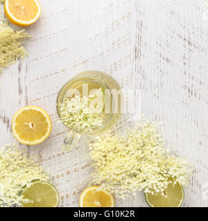 Holunderblütensirup. Hausgemachter Holunderblüten Sirup mit einer Scheibe Zitrone. Draufsicht mit Exemplar Stockfoto