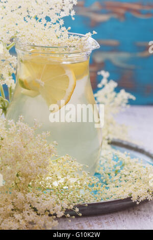 Elderflower Cordial., Nahaufnahme. Hausgemachte erfrischenden Holunderblüten-Limonade auf einem Holztisch Stockfoto