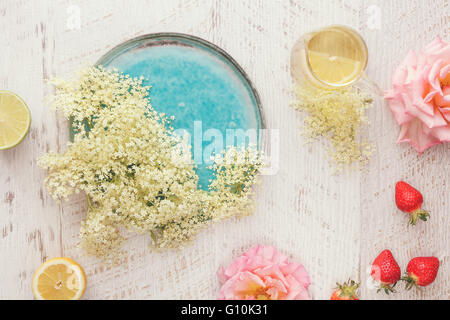 Holunderblüten, Rose und Erdbeer-Sorbet, ein Stillleben mit Holunderblüten, Rosen und Erdbeeren für die Herstellung von sorbet Stockfoto