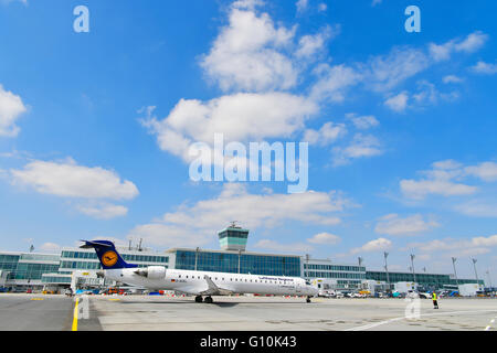 Flugzeug, Flugzeug, Flugzeuge, Start, Start-und Landebahn, Terminal, Satellit, Gebäude, Turm, Flughafen München, Lufthansa, LH, Stockfoto