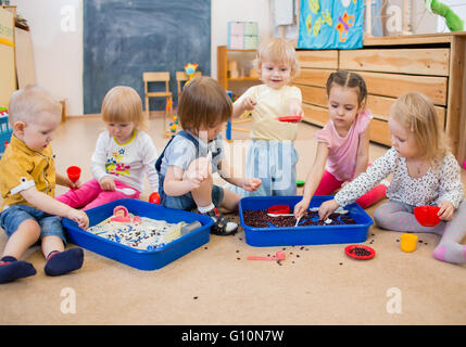 Kinder, die Verbesserung der Motorik der Hände im kindergarten Stockfoto