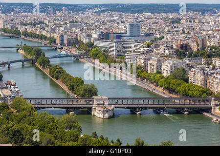 Stadtbild von Paris mit Luftbild vom Eiffelturm - Seineufer und Wohngebäude in der Morgensonne Stockfoto