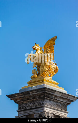 Nahaufnahme der Skulptur an der Säule auf der Brücke Pont Alexandre III, Paris, Frankreich Stockfoto