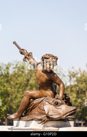 Blick auf die Statue auf der Brücke Pont Alexandre III am Seineufer, Paris, Frankreich Stockfoto