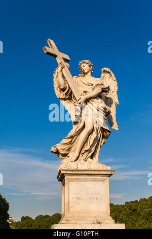 Der Engel mit Kreuz auf der Brücke vor Castel Sant'Angelo, Rom, Italien Stockfoto