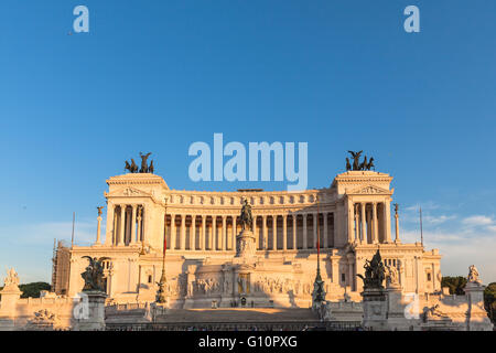 Anzeigen des Monumento Nazionale a Vittorio Emanuele II in Rom bei Sonnenuntergang Stockfoto