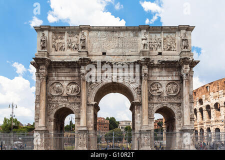 Bogen von Constantine nahe Kolosseum in Rom, Italien Stockfoto