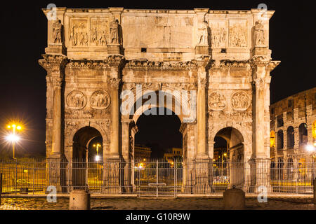 Nachtansicht der Triumphbogen des Konstantin in der Nähe des Kolosseums in Rom, Italien Stockfoto