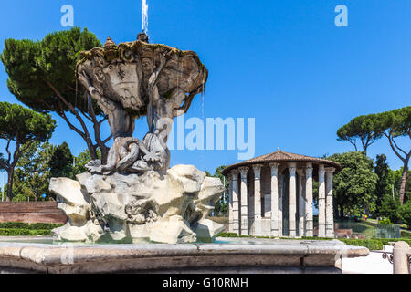 Tempel des Hercules Victor und den Brunnen, alten Gebäude befindet sich in Piazza Bocca della Verita in Rom. In der Nähe der berühmten Stockfoto