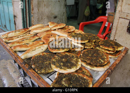 Ein Open-Air-Marktstand mit Pita-Brot im christlichen Viertel des alten Jerusalem, Israel.  Auch bekannt als der Muristan. Stockfoto