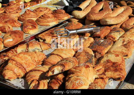 Ein Open-Air-Marktstand mit süßem Gebäck im christlichen Viertel des alten Jerusalem, Israel.  Auch bekannt als der Muristan. Stockfoto