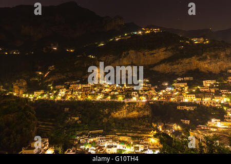 Nachtansicht der Häuser in den Bergen in Positano, Italien Stockfoto