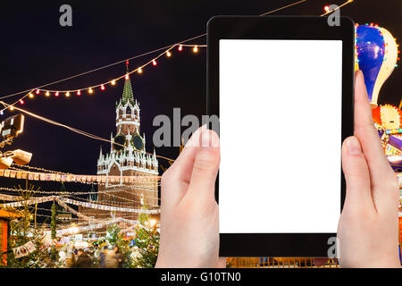 Reisen Sie Konzept - Tourist Fotos Schnitten Weihnachtsmarkt auf dem Roten Platz in Moskau bei Nacht auf dem Tablet-pc mit Bildschirm mit leeren Stockfoto