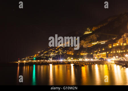 Nachtansicht von Amalfi auf Küste von Mittelmeer, Italien Stockfoto