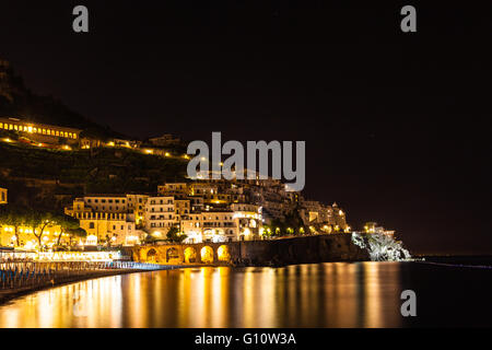 Nachtansicht von Amalfi Stadtbild auf Küste von Mittelmeer, Italien Stockfoto