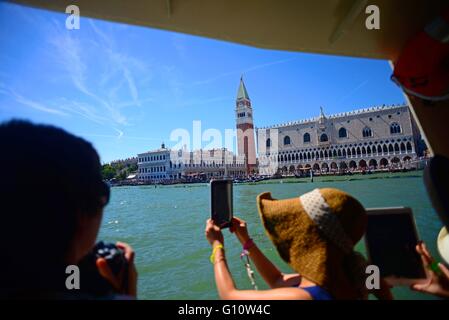 Touristen nehmen Fotos aus dem Vaporetto, mit Campanile di San Marco (St. Mark's Bell Tower), Venedig, Italien Stockfoto