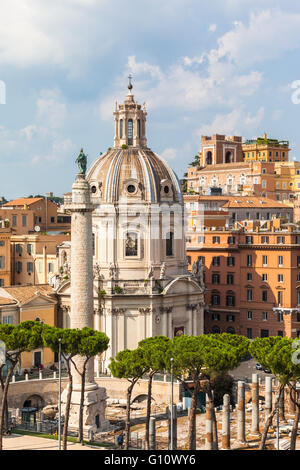 Ansicht-Santa Maria di Loreto-Kirche und Trajanssäule in Rom, Italien, in der Nähe der riesigen Monument von Vittorio Emanuele II. Stockfoto