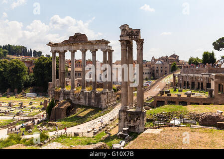 Ansicht der alten römischen Ruinen in der Nähe Kolosseum, Italien Stockfoto