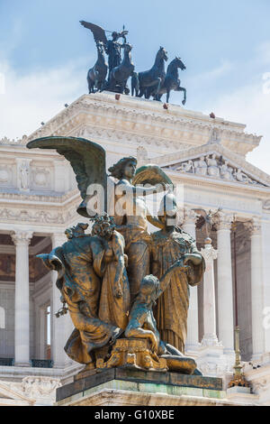 Zeigen Sie in der Nähe Bronzestatue vor Monumento Nazionale a Vittorio Emanuele II (Altar des Vaterlandes) an, Rom, Italien Stockfoto
